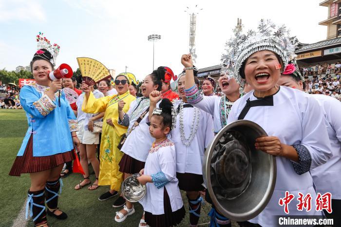 圖為貴州“村超”比賽現(xiàn)場，村民加油助威?！■暮陚?攝