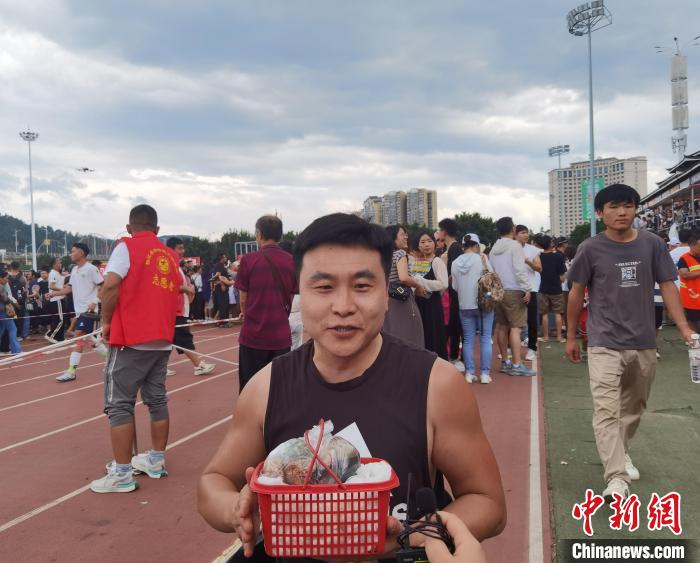 圖為在貴州“村超”現(xiàn)場的內(nèi)蒙古輪椅舞者狄文科?！≈苎嗔?攝