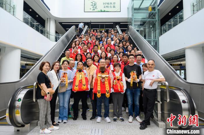 臺(tái)胞們期望媽祖能保佑兩岸同胞出入平安、軌交運(yùn)行順利。　昆山市臺(tái)辦供圖