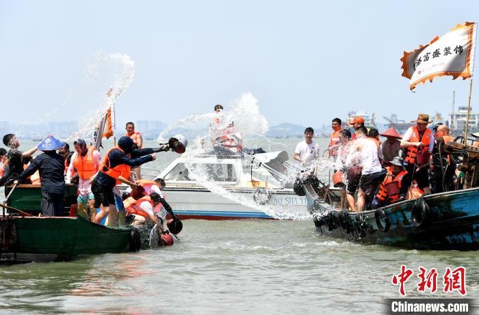 兩岸民眾海上潑水、海上捉鴨慶端午