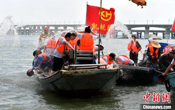 圖為兩岸民眾海上潑水慶端午?！蚊?攝