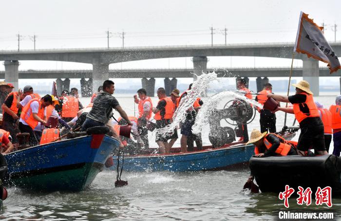 圖為兩岸民眾海上潑水慶端午。　呂明 攝
