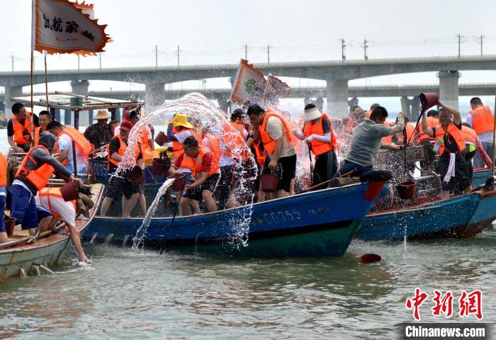 圖為兩岸民眾海上潑水慶端午?！蚊?攝