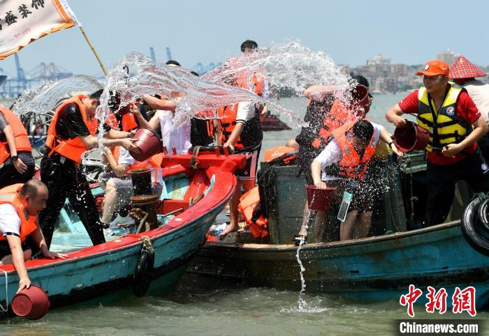 圖為兩岸民眾海上潑水慶端午?！蚊?攝