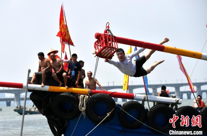 圖為海上捉鴨?！蚊?攝