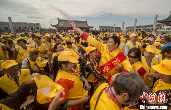 每年的世界客屬石壁祖地祭祖大典吸引著眾多海內(nèi)外客屬前來參加?！∪魇形麄鞑抗﹫D