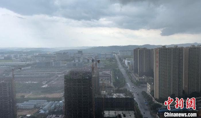 22日，南寧市下起“龍舟水”強(qiáng)降雨，近處電閃雷鳴烏云密布，遠(yuǎn)處晴天依舊?！⊥跻哉?攝