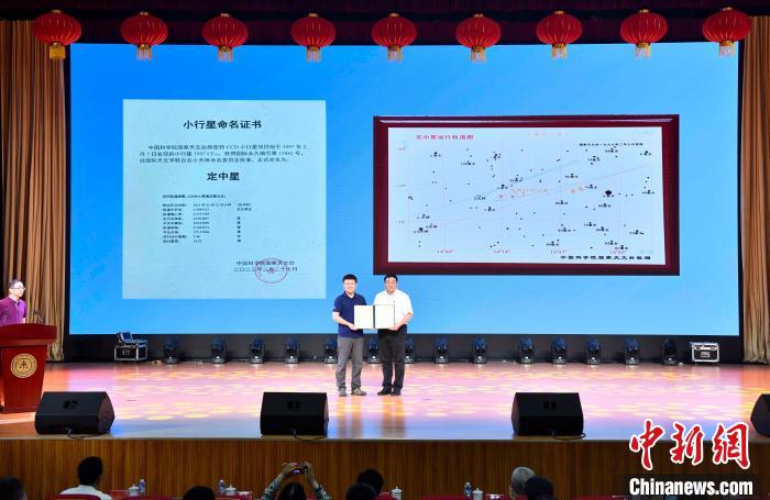 中國科學(xué)院國家天文臺副臺長劉繼峰為定州中學(xué)授予證書?！〔芰⒎?攝