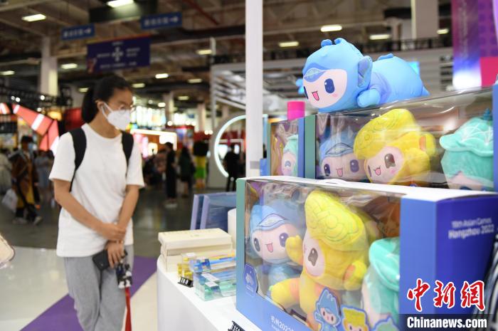 杭州亞運會吉祥物吸引參觀者?！⊥鮿?攝