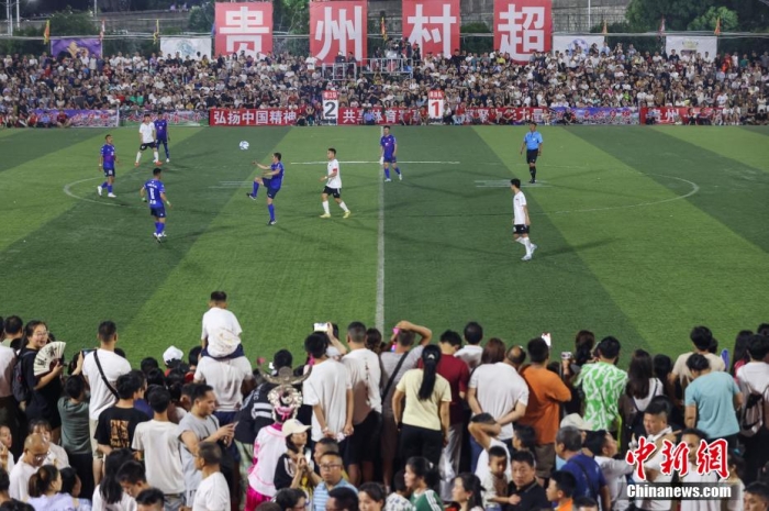 6月23日晚，在貴州省黔東南苗族侗族自治州榕江縣城北新區(qū)田徑足球場進(jìn)行的“榕江縣(三寶侗寨)和美鄉(xiāng)村足球超級聯(lián)賽(村超)”中，來自青海省果洛藏族自治州格薩爾王足球隊(duì)和榕江縣村超聯(lián)隊(duì)進(jìn)行了友誼賽，吸引上萬民眾前來觀賽。最終，兩隊(duì)以2：2戰(zhàn)成平手。圖為果洛藏族自治州格薩爾王足球隊(duì)(藍(lán)衣)和榕江縣村超聯(lián)隊(duì)在比賽中。瞿宏倫 攝