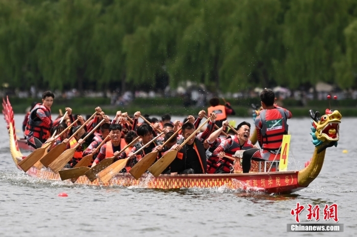 6月22日，中國傳統(tǒng)節(jié)日端午節(jié)，吉林省第一屆全國龍舟邀請賽在長春舉行，來自吉林、安徽、廣東、河北等地16支隊(duì)伍參賽。<a target='_blank' href='/'>中新社</a>記者 張瑤 攝