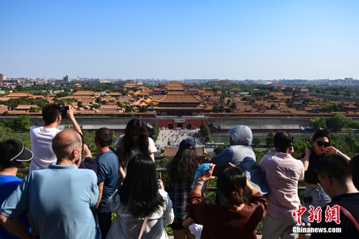 6月22日，北京，游客在景山公園游覽、拍照。當(dāng)日是端午節(jié)假期首日，北京旅游景區(qū)游客眾多。<a target='_blank' href='/'>中新社</a>記者 田雨昊 攝