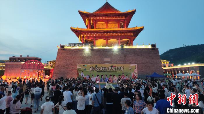 圖為精彩活動吸引了眾多游客?！∈サ睾庸取そ鹧影簿皡^(qū)供圖