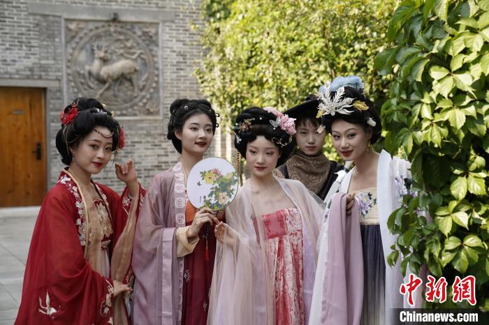 圖為非遺國潮游園會推出多項精彩活動?！∈サ睾庸取そ鹧影簿皡^(qū)供圖
