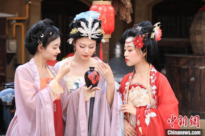 圖為非遺國潮游園會推出多項精彩活動?！∈サ睾庸取そ鹧影簿皡^(qū)供圖