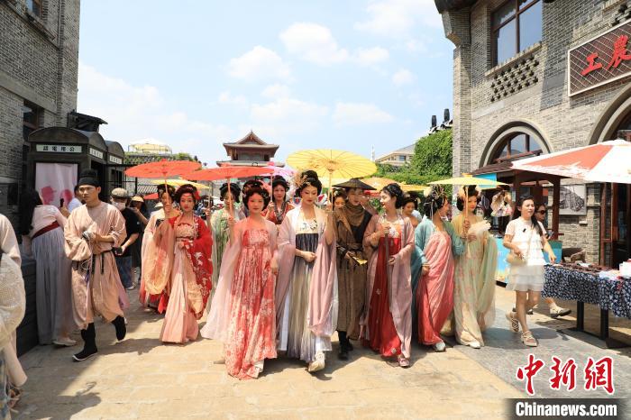 圖為漢服巡游。　圣地河谷·金延安景區(qū)供圖