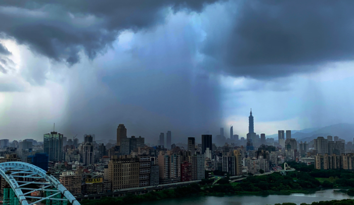 臺北市午后開始下起大雨，天空中一度出現(xiàn)雨瀑