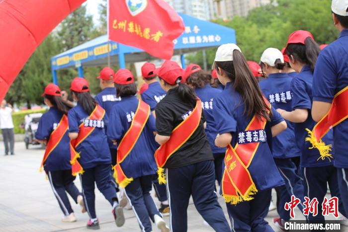 24日，新疆巴州舉行“6·26”國(guó)際禁毒日大型宣傳活動(dòng)，志愿者“健康人生、綠色奔跑”活動(dòng)啟動(dòng)。　陶拴科 攝