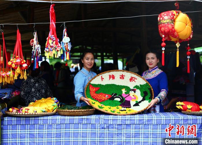 圖為歌圩節(jié)上精致漂亮的五色糯米飯。　楊必盛 攝