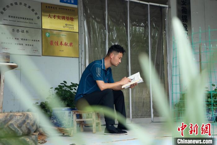 潘軍杰利用閑暇時間學習充電?！￡惣覙?攝