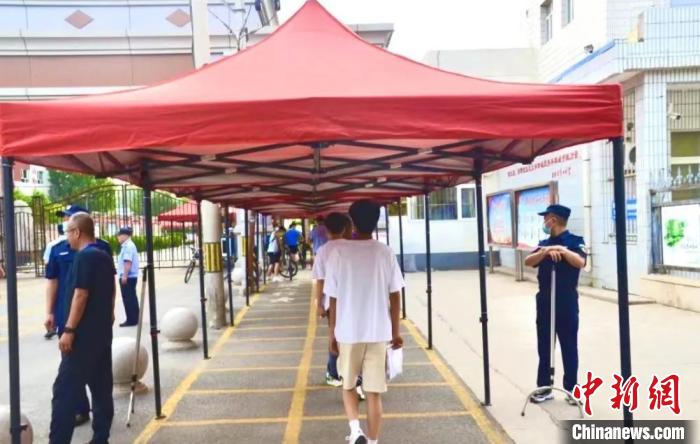 為期三天的2023年北京初中學(xué)業(yè)水平考試6月24日開考?！”本┦醒討c區(qū)供圖