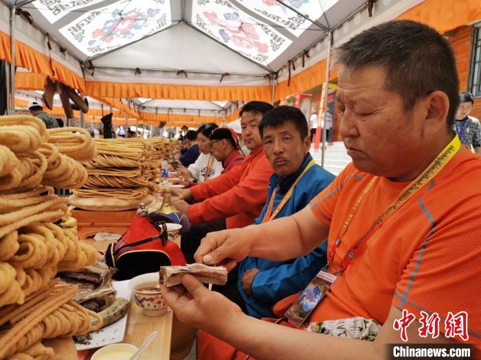 圖為射箭手參加達(dá)頓宴?！?zhí)砀?攝