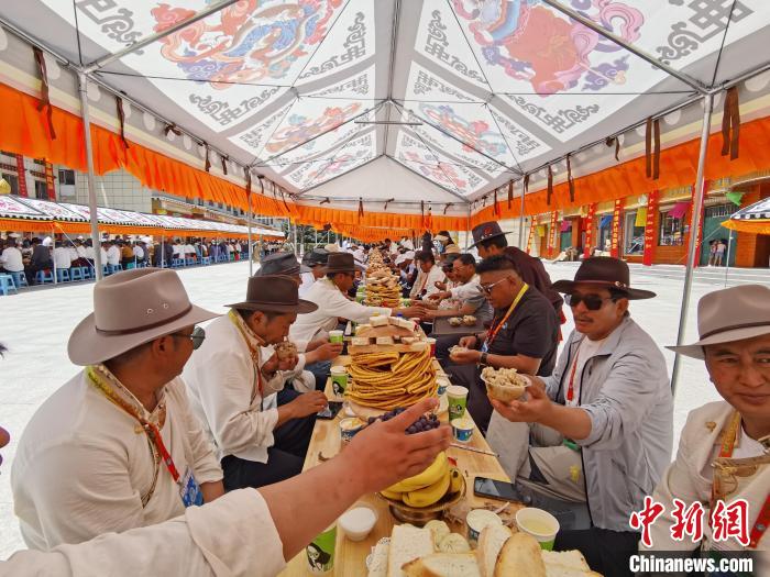 圖為射箭手參加達(dá)頓宴。　張?zhí)砀?攝