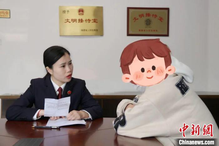 資料圖：檢察官對(duì)小樂(lè)(化名)開展一對(duì)一幫扶?！」盘锟h人民檢察院 供圖