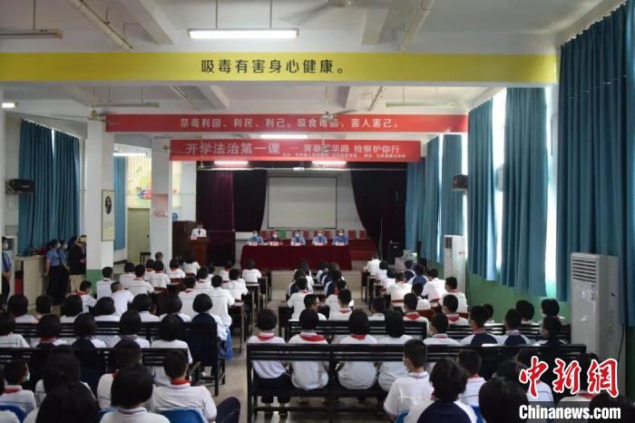 資料圖：古田縣人民檢察院黨組書記、檢察長(zhǎng)陳廳走進(jìn)校園為學(xué)生講授“開學(xué)法治第一課”?！」盘锟h人民檢察院 供圖