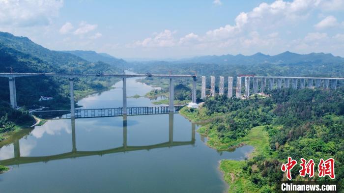 圖為五布河特大橋?！≈貞c渝湘復(fù)線高速公路有限公司供圖
