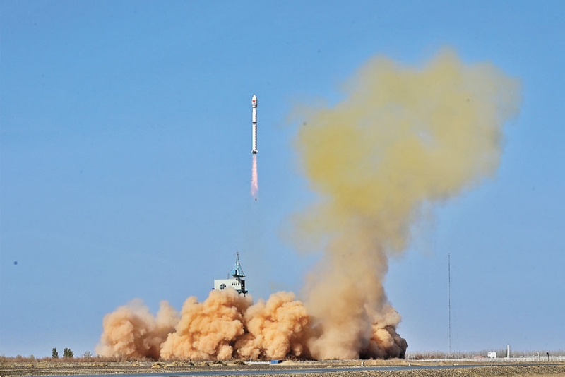 4月16日9時36分，我國在酒泉衛(wèi)星發(fā)射中心使用長征四號乙運載火箭成功將風云三號07星發(fā)射升空，衛(wèi)星順利進入預定軌道，發(fā)射任務獲得圓滿成功。（圖源：新華社）