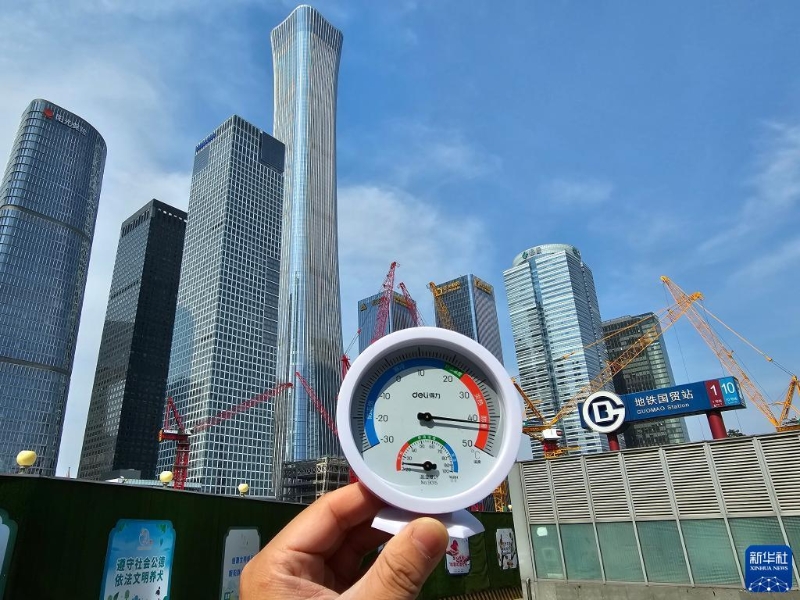 6月23日，溫度計顯示北京室外氣溫超過40攝氏度。當日7時，北京市氣象臺發(fā)布高溫紅色預警。（圖源：新華社）