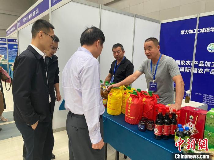 與會(huì)嘉賓與參展企業(yè)代表交流。　周璇 攝