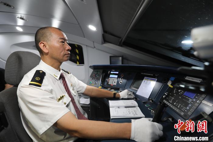 貴陽機務(wù)段動車司機張光黔正在駕駛55311次試驗列車。　國鐵成都局供圖