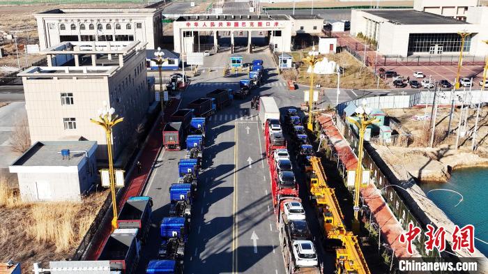 巴克圖口岸排隊等候通關(guān)的成品車。　胡爾買提·木爾扎汗 攝