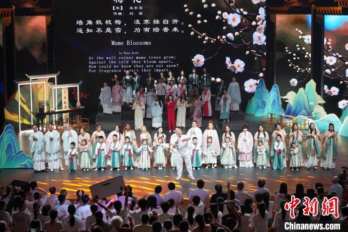 人教版義務(wù)教育語(yǔ)文課標(biāo)古詩(shī)詞歌曲作曲人、北京語(yǔ)言大學(xué)客座教授劉尊帶領(lǐng)大家全場(chǎng)合唱《梅花》 中國(guó)教育電視臺(tái)《新歌來啦》欄目組供圖