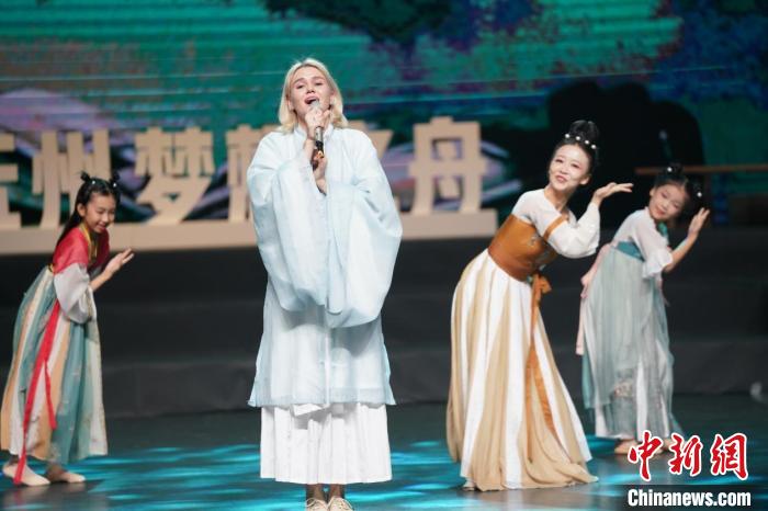 北京語(yǔ)言大學(xué)俄羅斯留學(xué)生郁欣可演唱《泊船瓜洲》 中國(guó)教育電視臺(tái)《新歌來啦》欄目組供圖