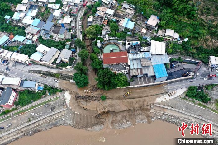 27日，四川汶川突發(fā)山洪泥石流災(zāi)害。圖為汶川縣威州鎮(zhèn)新橋溝泥石流災(zāi)害現(xiàn)場(chǎng)?！∥榕庞?攝