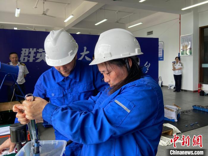 沈文珍操作現(xiàn)場(chǎng)。　林波 攝