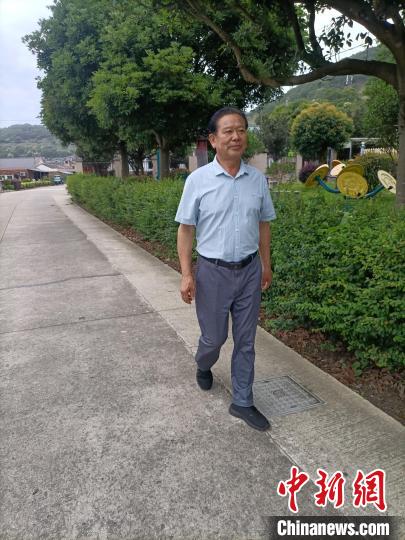 在海島散步的陳勝利?！∈茉L者供圖