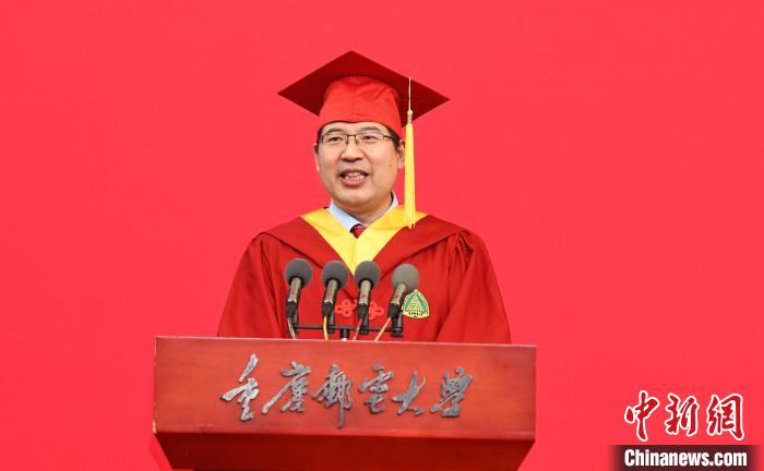 圖為重慶郵電大學校長高新波寄語學子。　周毅 攝