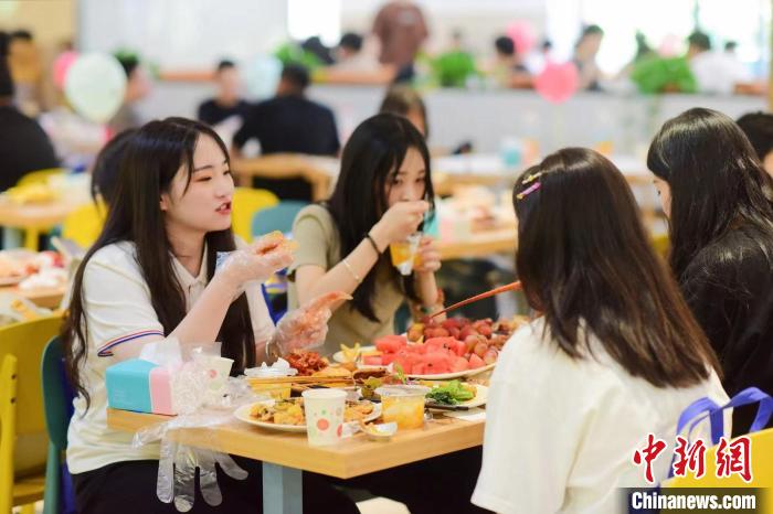 畢業(yè)生享用畢業(yè)自助餐?！刂萆虒W院 供圖