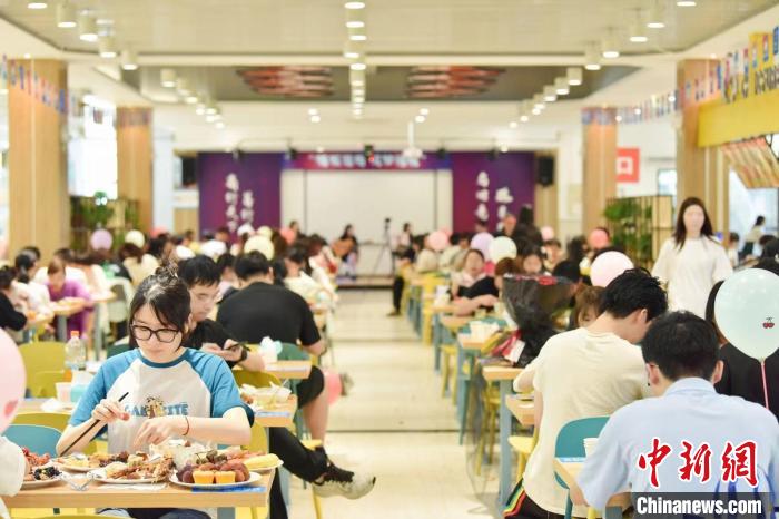溫州商學院為畢業(yè)生提供畢業(yè)自助餐的用餐現(xiàn)場?！刂萆虒W院 供圖