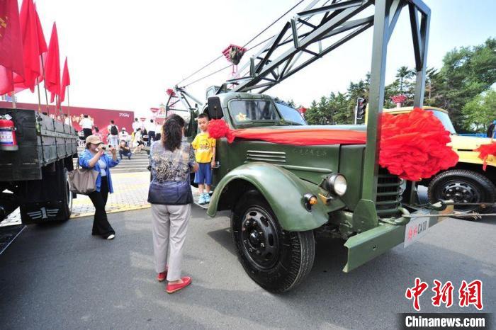 長(zhǎng)春市民在觀賞解放卡車?！「啐埌?攝