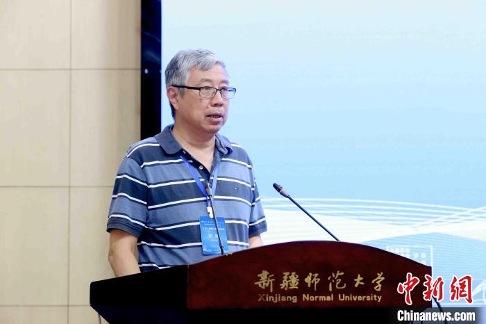 中國科學(xué)院院士、北京大學(xué)講席教授田剛致辭?！『舞?攝