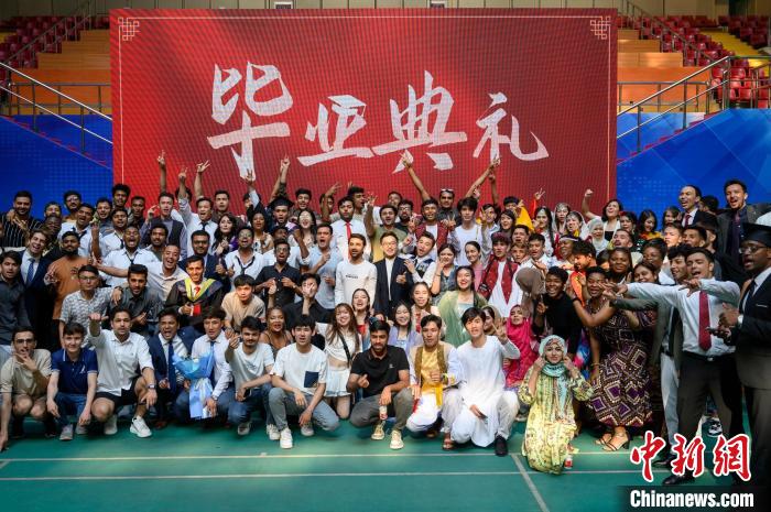 國際學生合影留念?！№f亮 攝