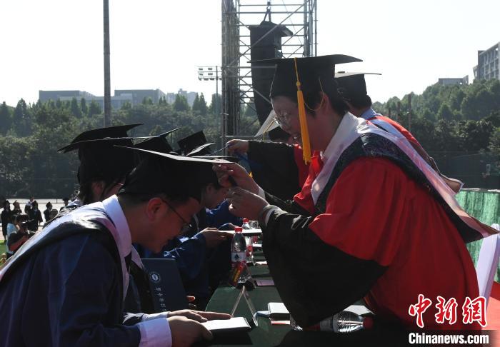 圖為重慶醫(yī)科大學舉行2023屆學生畢業(yè)典禮暨學位授位儀式?！≈芤?攝