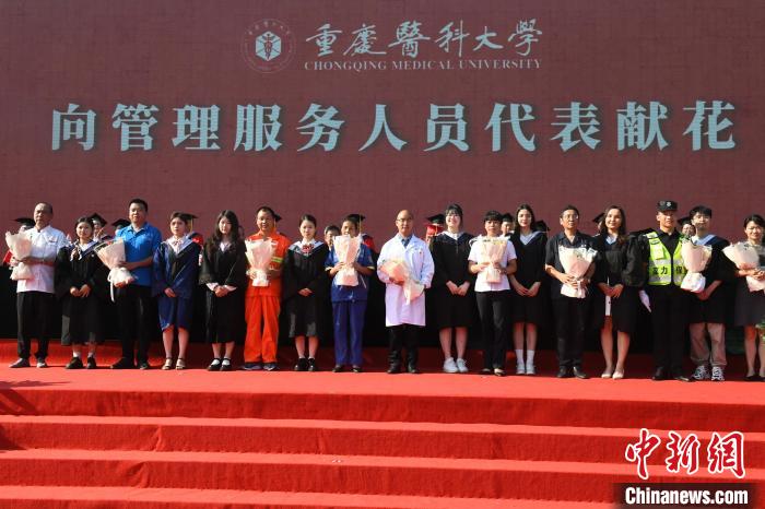 圖為重慶醫(yī)科大學舉行2023屆學生畢業(yè)典禮暨學位授位儀式現場?！≈芤?攝