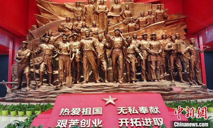 新疆兵團(tuán)軍墾博物館是以新中國(guó)屯墾戍邊革命歷史為主要研究及陳列內(nèi)容的博物館。　史玉江 攝