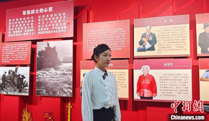 講解員顧晨葉說，現(xiàn)在來館參觀學(xué)習(xí)的人很多。　史玉江 攝